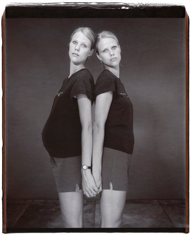 Кари Эйлерман и Кейт Швитерман, 25 лет, Кейт старше на 1 минуту, Твинсбург, Огайо, 2002 г. Фотопроект Близнецы. Фотограф  Мэри Эллен Марк