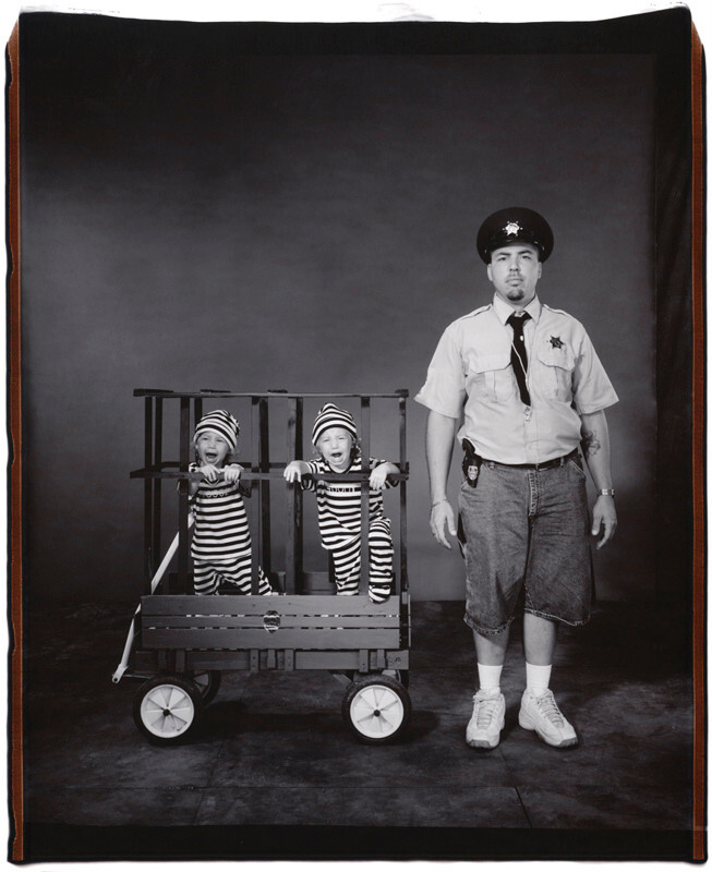 Кейли, Кейтлин и Майк Брэдфорд, 1 год, Кейтлин старше на 16 минут. Твинсбург, Огайо, 2001 г. Фотопроект Близнецы. Фотограф  Мэри Эллен Марк