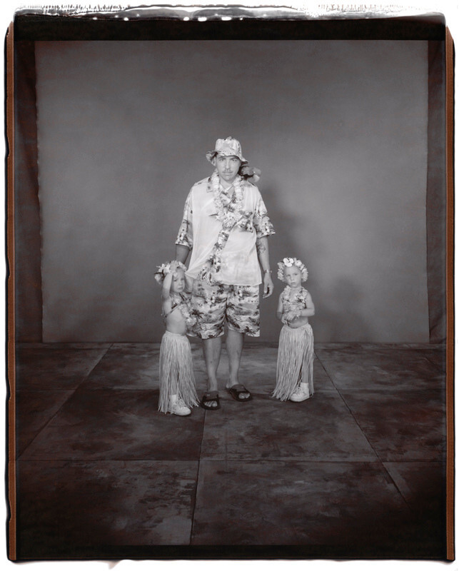 Кейли, Кейтлин и Майк Брэдфорд, 2 года, Кейтлин старше на 16 минут, Твинсбург, Огайо, 2002 г. Фотопроект Близнецы. Фотограф  Мэри Эллен Марк