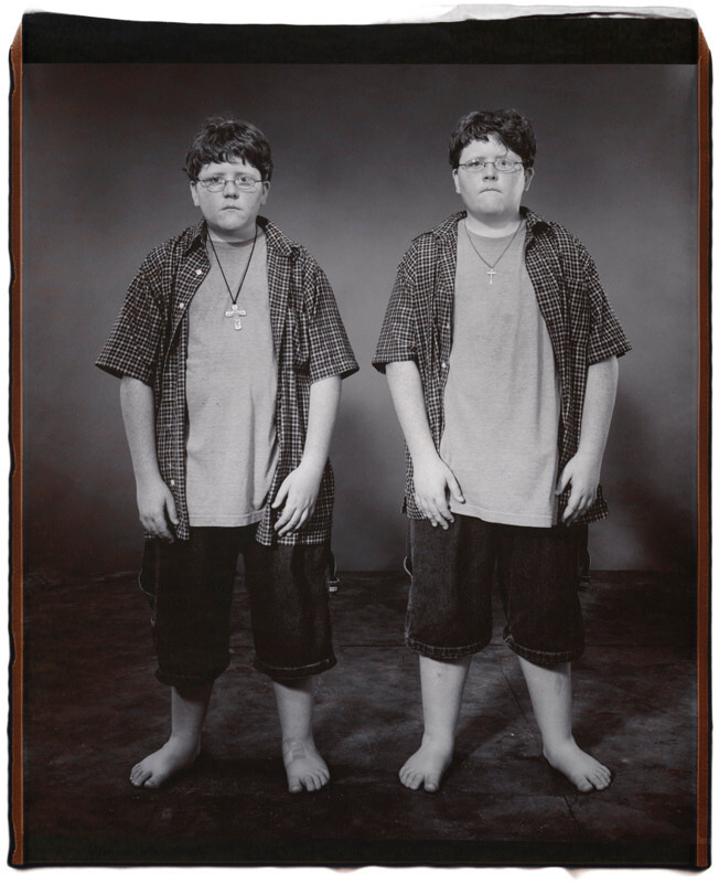 Кейси и Кори Вошер, 14 лет, Кори старше на 1 минуту, Твинсбург, Огайо, 2001 г. Фотопроект Близнецы. Фотограф  Мэри Эллен Марк