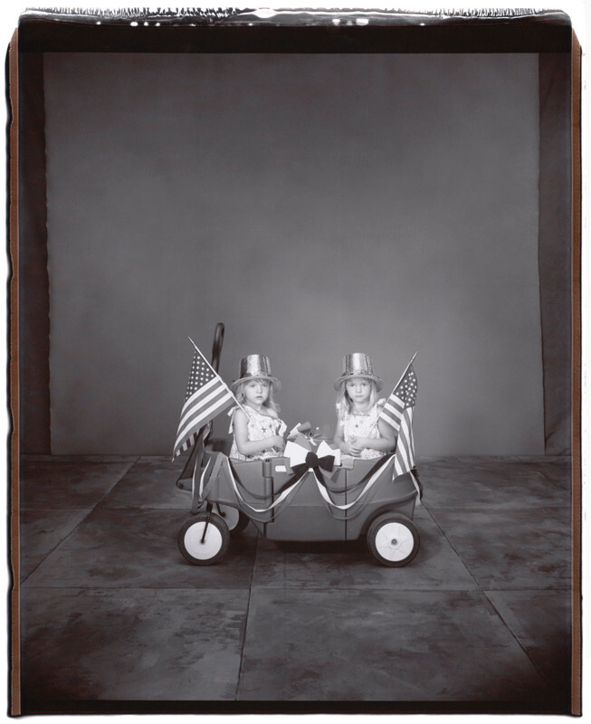 Келси и Киара Уолтер, 3,5 года, Келси старше на 8 минут, Твинсбург, Огайо, 2002 г. Фотопроект Близнецы. Фотограф  Мэри Эллен Марк