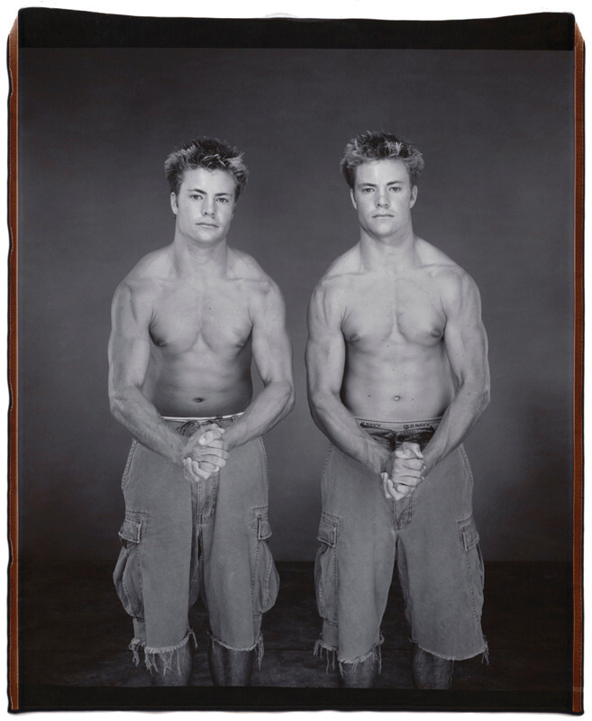 Клинт и Кент Лаухофф, 20 лет, Клинт старше на 2 минуты, Твинсбург, Огайо, 2001 г. Фотопроект Близнецы. Фотограф  Мэри Эллен Марк