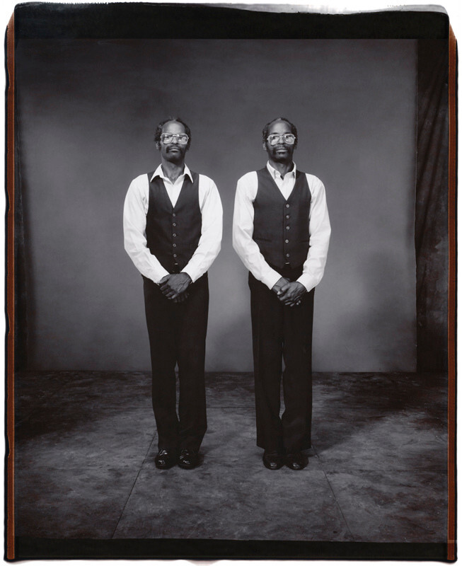 Кэлвин и Кит Робинсон, 41 год, Кэлвин старше на 5 минут, Твинсбург, Огайо, 2001 г. Фотопроект Близнецы. Фотограф  Мэри Эллен Марк