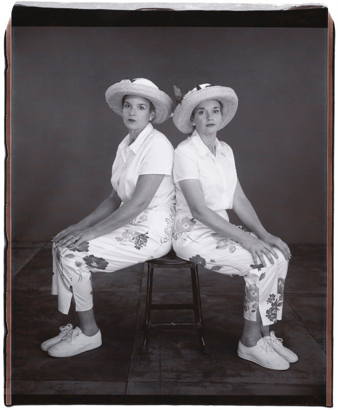 Кэролин Боггс и Кэтлин Хантер, 49 лет, Кэтлин старше на 3 минуты, Твинсбург, Огайо, 2002 г. Фотопроект Близнецы. Фотограф  Мэри Эллен Марк