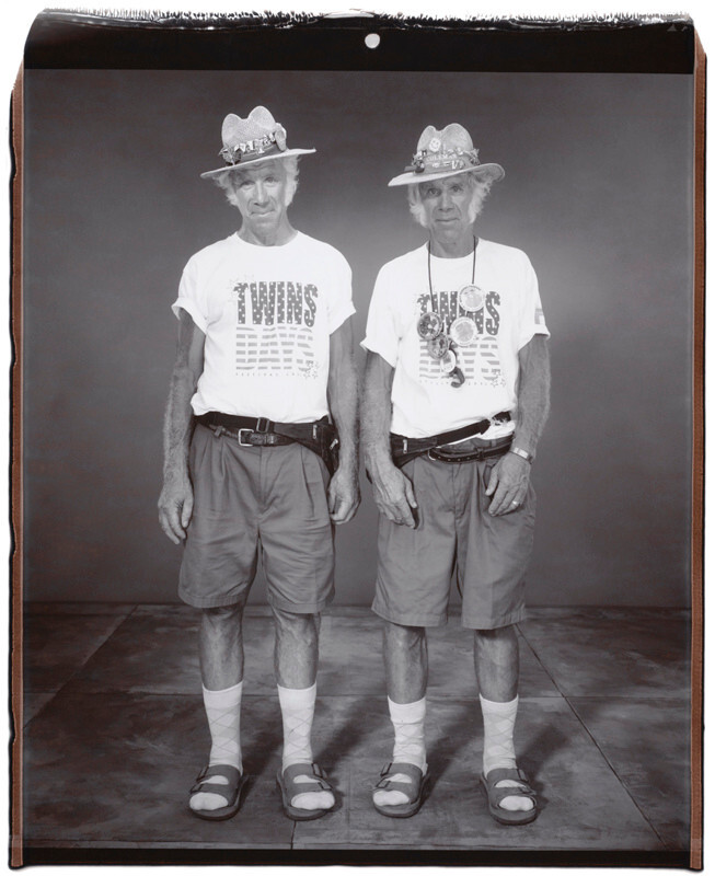 Ларри и Дэвид Демонет, 62 года, Дэвид старше на 15 минут, Твинсбург, Огайо, 2002 г. Фотопроект Близнецы. Фотограф  Мэри Эллен Марк
