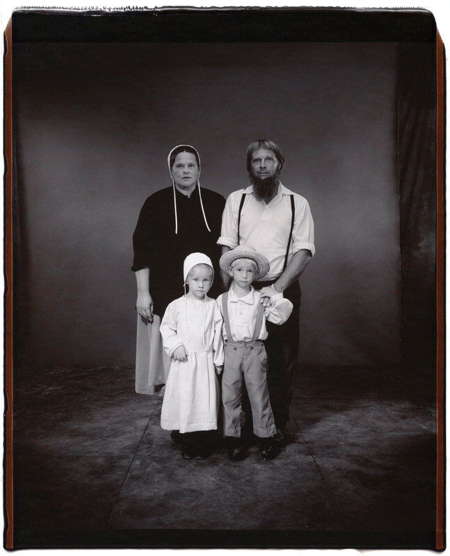 Лидия и Дэниел Миллер с Джоанной и Джеймсом, 4 года, Джоанна старше на 13 минут, Твинсбург, Огайо, 2001 г. Фотопроект Близнецы. Фотограф  Мэри Эллен Марк