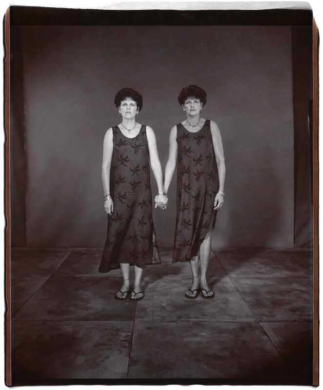 Линда Коппейдж и Бренда Рош, 51 год, Бренда старше на 15 минут, Твинсбург, Огайо, 2002 г. Фотопроект Близнецы. Фотограф  Мэри Эллен Марк