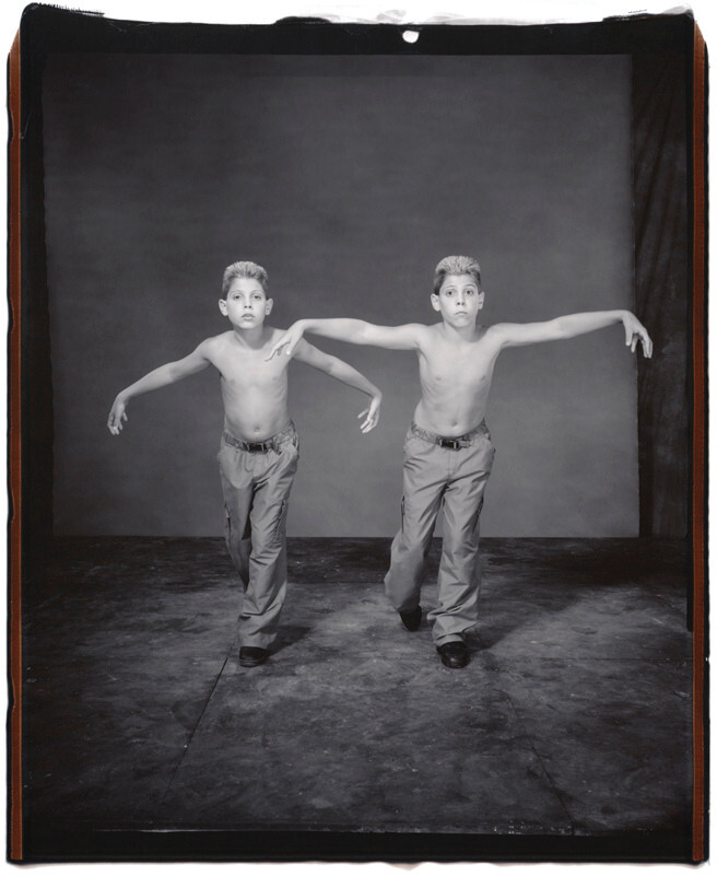 Майкл и Мэтью Граньяни, 11 лет, Мэтью старше на 1 минуту, Твинсбург, Огайо, 2001 г. Фотопроект Близнецы. Фотограф  Мэри Эллен Марк