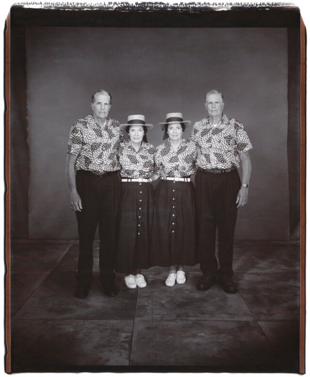 Маколл и Элизабет Рикеттс и Изобель и Мартел Рикеттс, всем по 72 года, неизвестно кто старше, Твинсбург, Огайо, 2002 г. Фотопроект «Близнецы». Фотограф  Мэри Эллен Марк