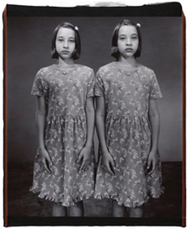 Мари-Мишель и Каролина Амброзия, 11 лет, Мари старше на 2 минуты, Твинсбург, Огайо, 2001 г. Фотопроект «Близнецы». Фотограф  Мэри Эллен Марк