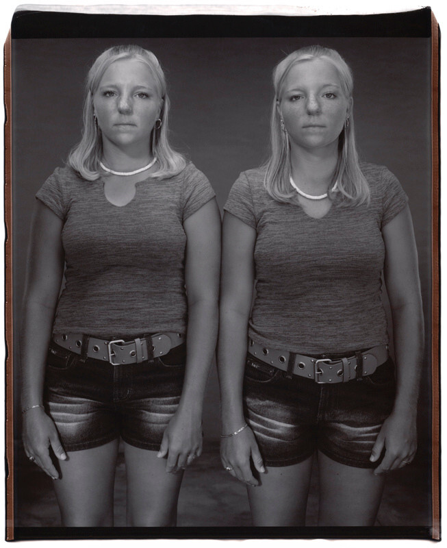 Мелани и Мишель Кинг, 19 лет, Мишель старше на 1 минуту, Твинсбург, Огайо, 2002 г. Фотопроект Близнецы. Фотограф  Мэри Эллен Марк