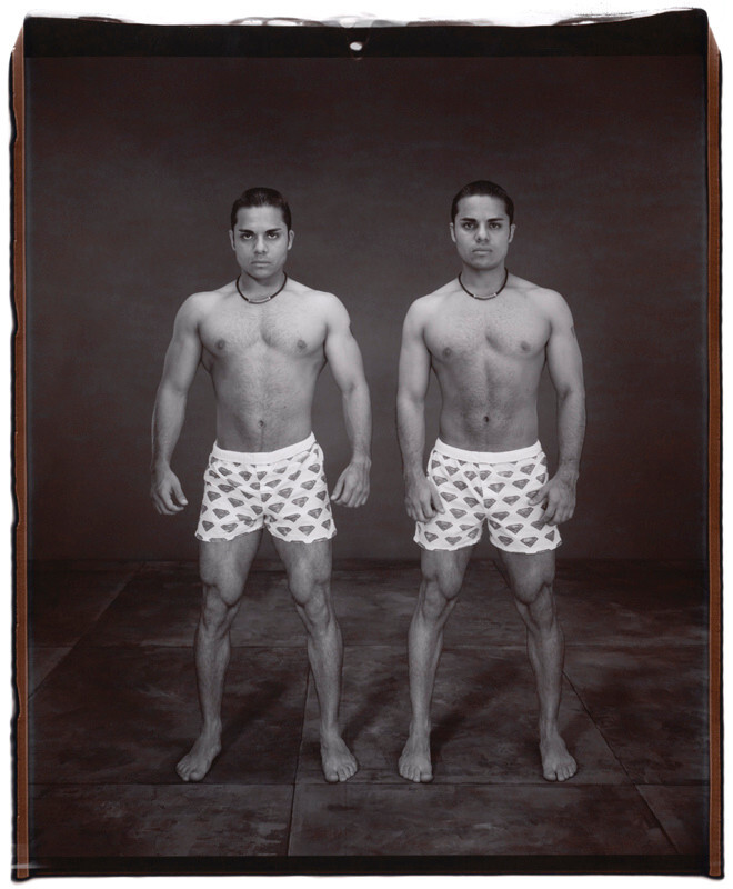 Мигель Анхель и Марко Антонио Перальта, 27 лет, Марко старше на 5 минут, Твинсбург, Огайо, 2002 г. Фотопроект «Близнецы». Фотограф  Мэри Эллен Марк