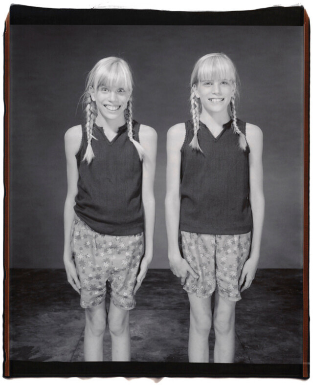 Минди и Мишель Нельсон, 11 лет, Мишель старше на 1 минуту, Твинсбург, Огайо, 2001 г. Фотопроект «Близнецы». Фотограф  Мэри Эллен Марк