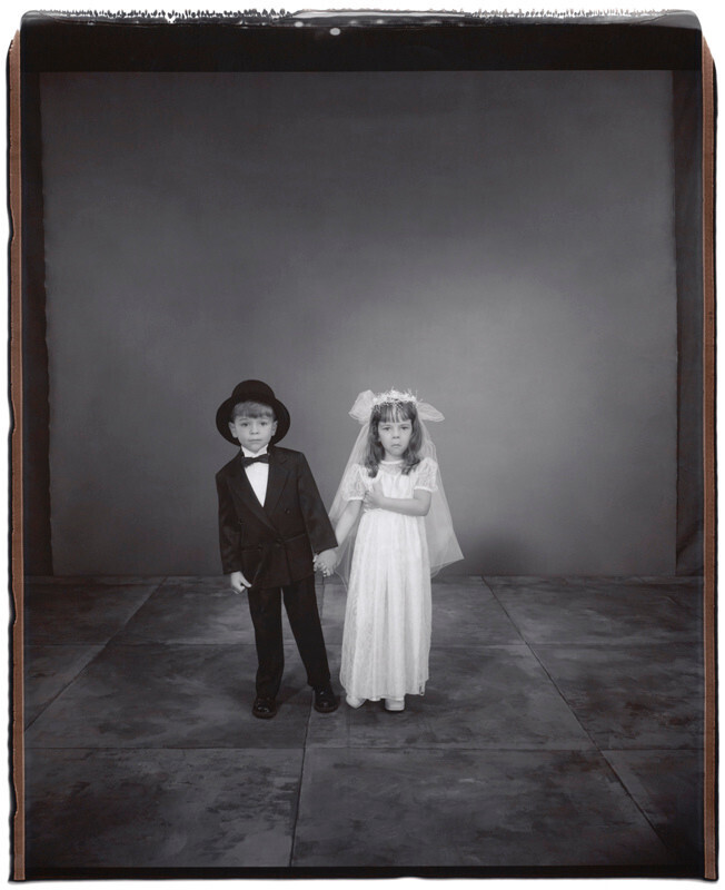 Райли и Эмили Шульц, 4 года, Райли старше на 1 минуту, Твинсбург, Огайо, 2002 г. Фотопроект Близнецы. Фотограф  Мэри Эллен Марк