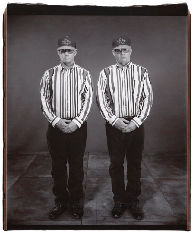 Рассел и Ральф Скотт, 49 лет, Ральф старше на 5 минут, Твинсбург, Огайо, 2002 г. Фотопроект Близнецы. Фотограф  Мэри Эллен Марк