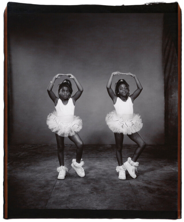 Рэйчел и Ракель Мичем, 8 лет, Рэйчел старше на 57 минут, Твинсбург, Огайо, 2001 г. Фотопроект «Близнецы». Фотограф  Мэри Эллен Марк