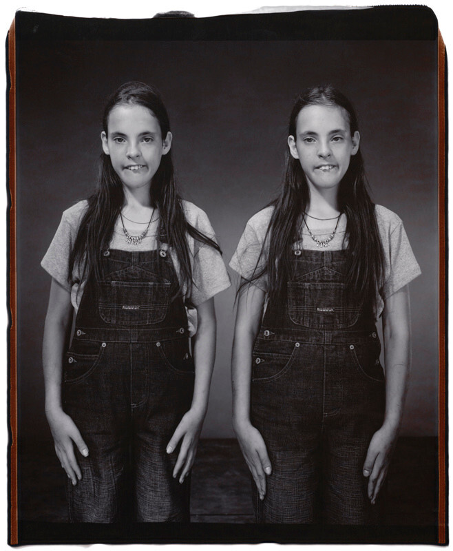 Сара и Тина ЛаВэлли, 14 лет, Сара старше на 1 минуту, Твинсбург, Огайо, 2001 г. Фотопроект «Близнецы». Фотограф  Мэри Эллен Марк