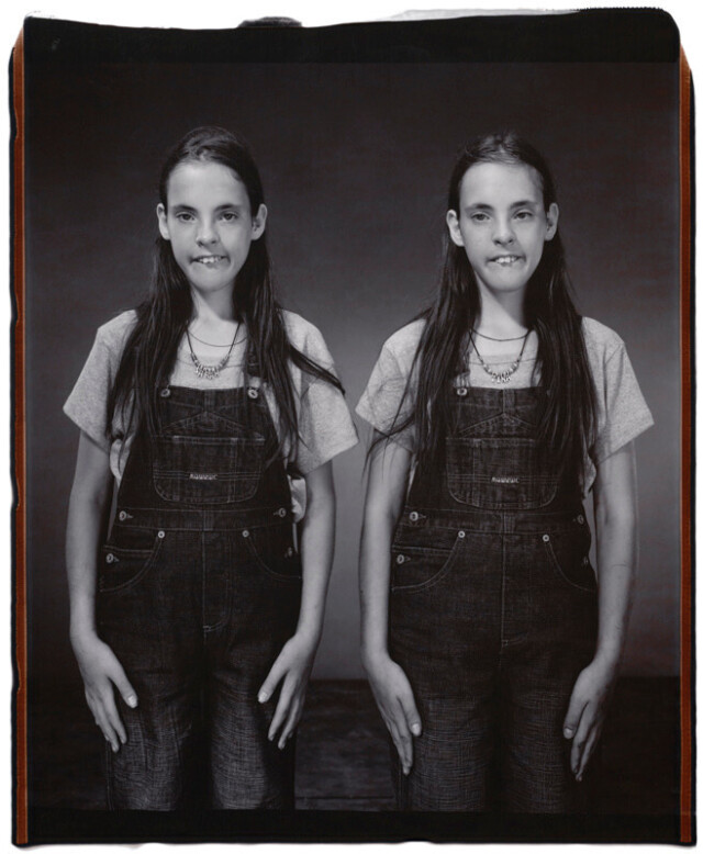 Сара и Тина ЛаВэлли, 14 лет, Сара старше на 1 минуту, Твинсбург, Огайо, 2001 г. Фотопроект Близнецы. Фотограф  Мэри Эллен Марк
