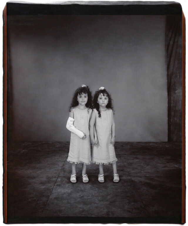 Сидни и Александра Бойингтон, 6 лет, Сидни старше на 1 минуту, Твинсбург, Огайо, 2001 г. Фотопроект «Близнецы». Фотограф  Мэри Эллен Марк
