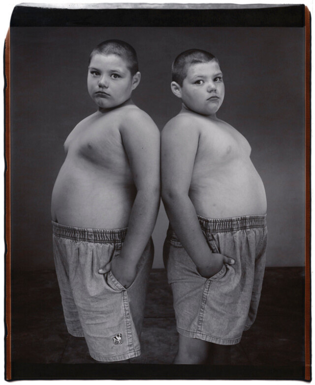 Спенсер и Скайлер Шибковски, 9,5 лет, Скайлер старше на 11 минут, Твинсбург, Огайо, 2001 г. Фотопроект «Близнецы». Фотограф  Мэри Эллен Марк