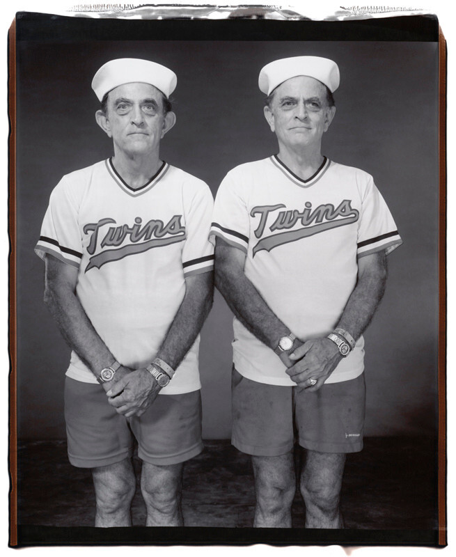 Уолтер и Дэвид Оливер, 65 лет, Уолтер старше на 8 минут, Твинсбург, Огайо, 2001 г. Фотопроект «Близнецы». Фотограф  Мэри Эллен Марк