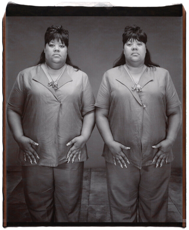 Фредерика и Франсин Линч, 45 лет, Франсин старше на 5 минут, Твинсбург, Огайо, 2002 г. Фотопроект Близнецы. Фотограф  Мэри Эллен Марк