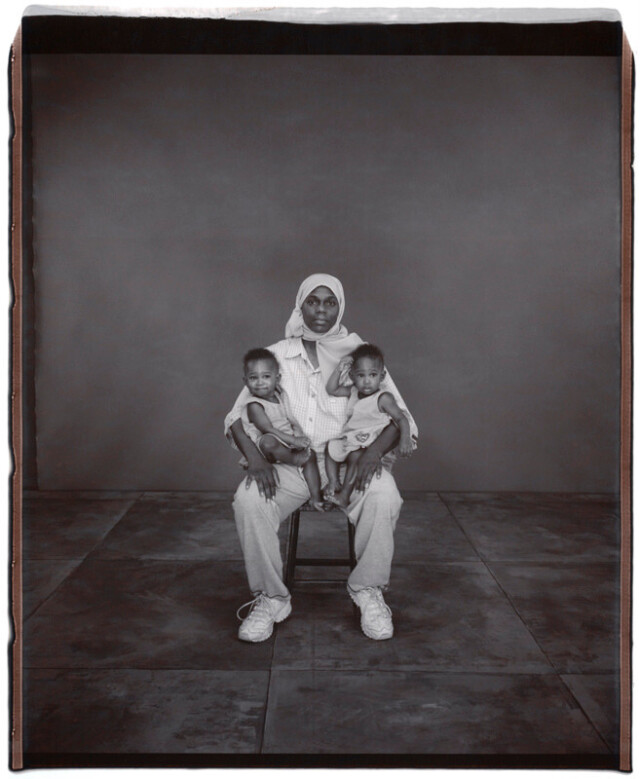 Хадиджа Хаким держит на руках Ясмину и Ясрию Али, 1 год, Ясмина старше на 6 минут, Твинсбург, Огайо, 2002 г. Фотопроект Близнецы. Фотограф  Мэри Эллен Марк