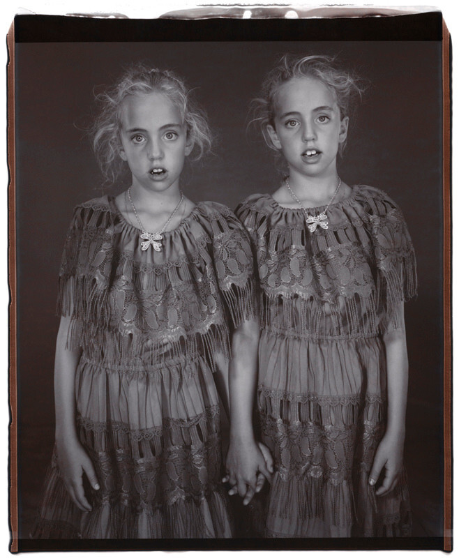 Хизер и Келси Дитрик, 7 лет, Келси старше на 66 минут, Твинсбург, Огайо, 2002 г. Фотопроект «Близнецы». Фотограф  Мэри Эллен Марк