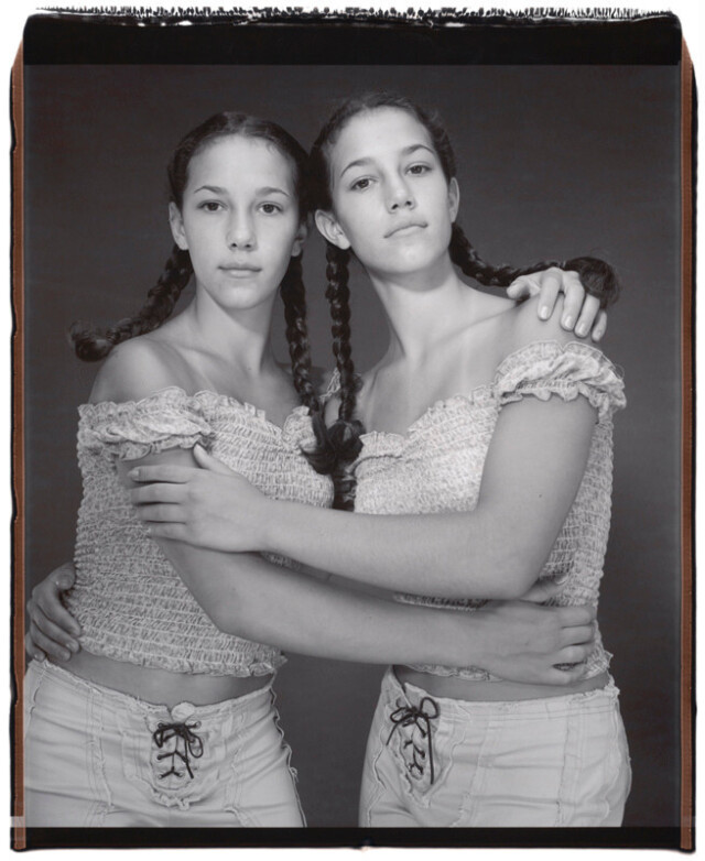 Элизабет и Зои Ваггонер, 15 лет, Зои старше менее чем на 1 минуту, Твинсбург, Огайо, 2002 г. Фотопроект Близнецы. Фотограф  Мэри Эллен Марк