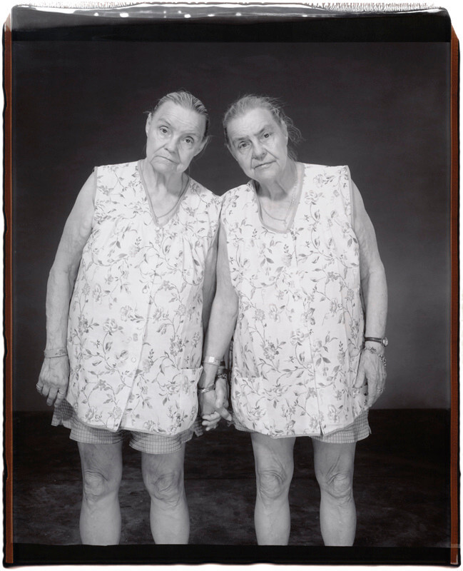 Элис Хек и Агнес Нэш, 75 лет, неизвестно, кто старше, Твинсбург, Огайо, 2001 г. Фотопроект «Близнецы». Фотограф  Мэри Эллен Марк