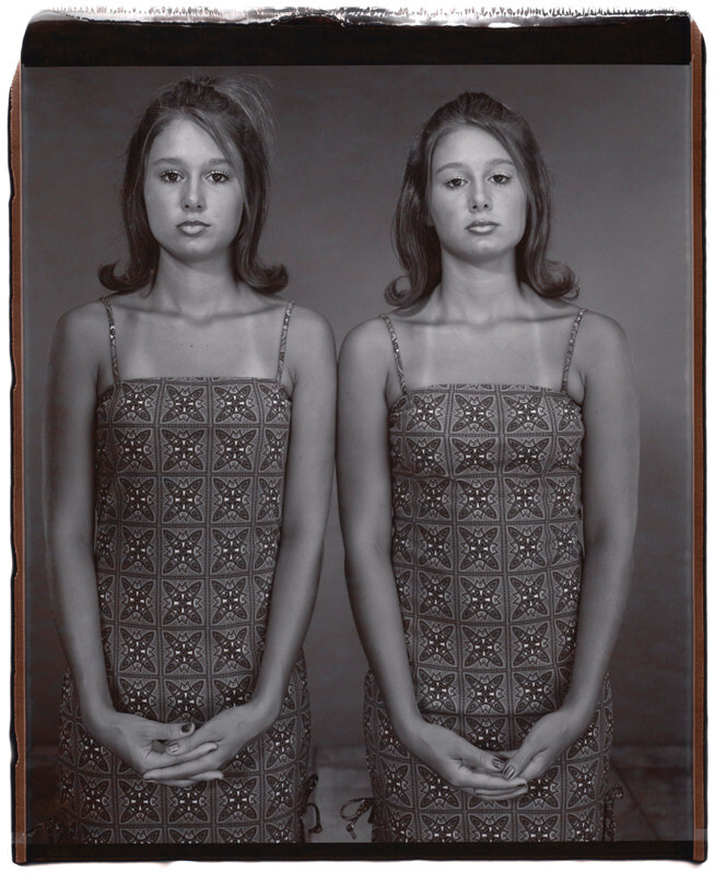 Эрин и Эрика Каннингем, 17 лет, Эрика старше на 63 минуты, Твинсбург, Огайо, 2002 г. Фотопроект «Близнецы». Фотограф  Мэри Эллен Марк