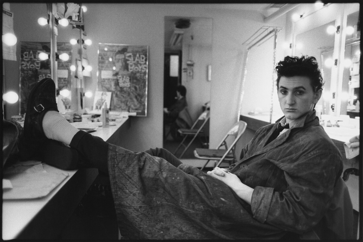 Актер Шон Пенн в своей гримерке, Манхэттен, Нью-Йорк, 1983 год. За кулисами. Фотограф Мэри Эллен Марк