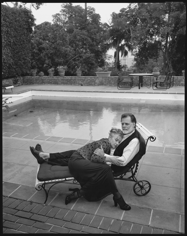 Актриса Хелен Миррен и ее муж Тейлор Хэкфорд дома у бассейна, Лос-Анджелес, Калифорния, 1997 год. За кулисами. Фотограф Мэри Эллен Марк