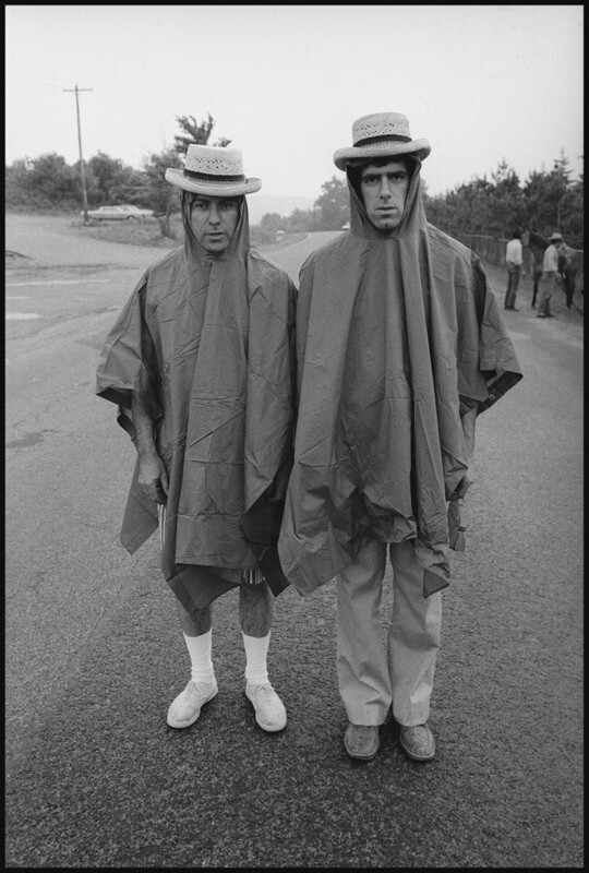 Алан Аркин и Эллиот Гулд в одинаковых дождевиках и соломенных шляпах. Маленькие убийства, Гроссингерс, Нью-Йорк, 1970 г. За кулисами. Фотограф Мэри Эллен Марк