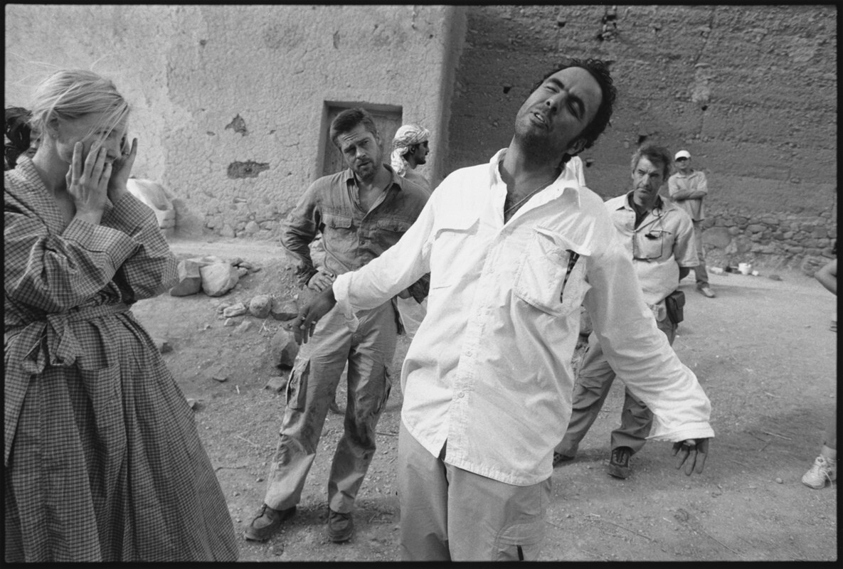 Алехандро Гонсалес Иньярриту дает указания Кейт Бланшетт и Брэду Питту. Вавилон, деревня недалеко от Уарзазата, Марокко, 2005 г. За кулисами. Фотограф Мэри Эллен Марк