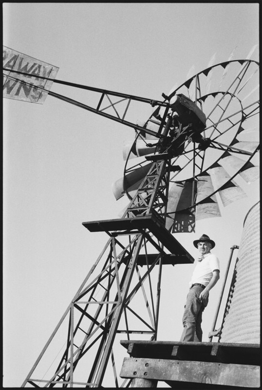 Баз Лурманн осматривает съемочную площадку с водонапорной башни в Австралии. Австралия, Кунунурра, Австралия, 2007 г. За кулисами. Фотограф Мэри Эллен Марк