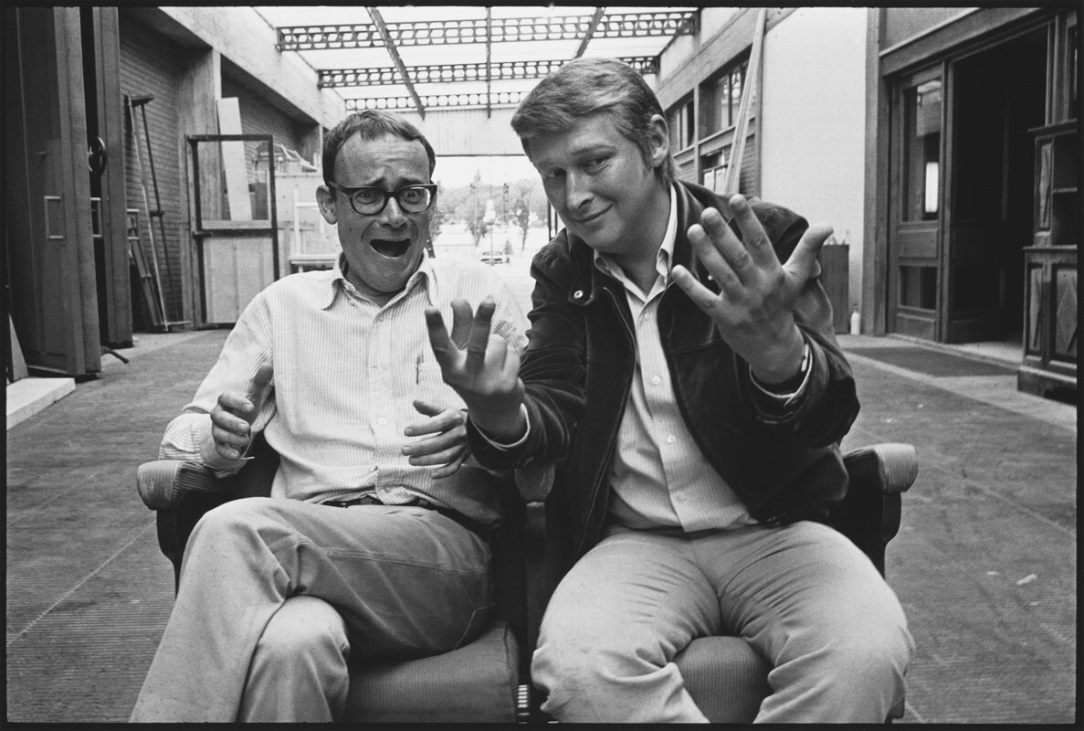 Бак Генри и Майк Николс шутят во время создания Уловки-22. Рим, Италия, 1969 год. За кулисами. Фотограф Мэри Эллен Марк