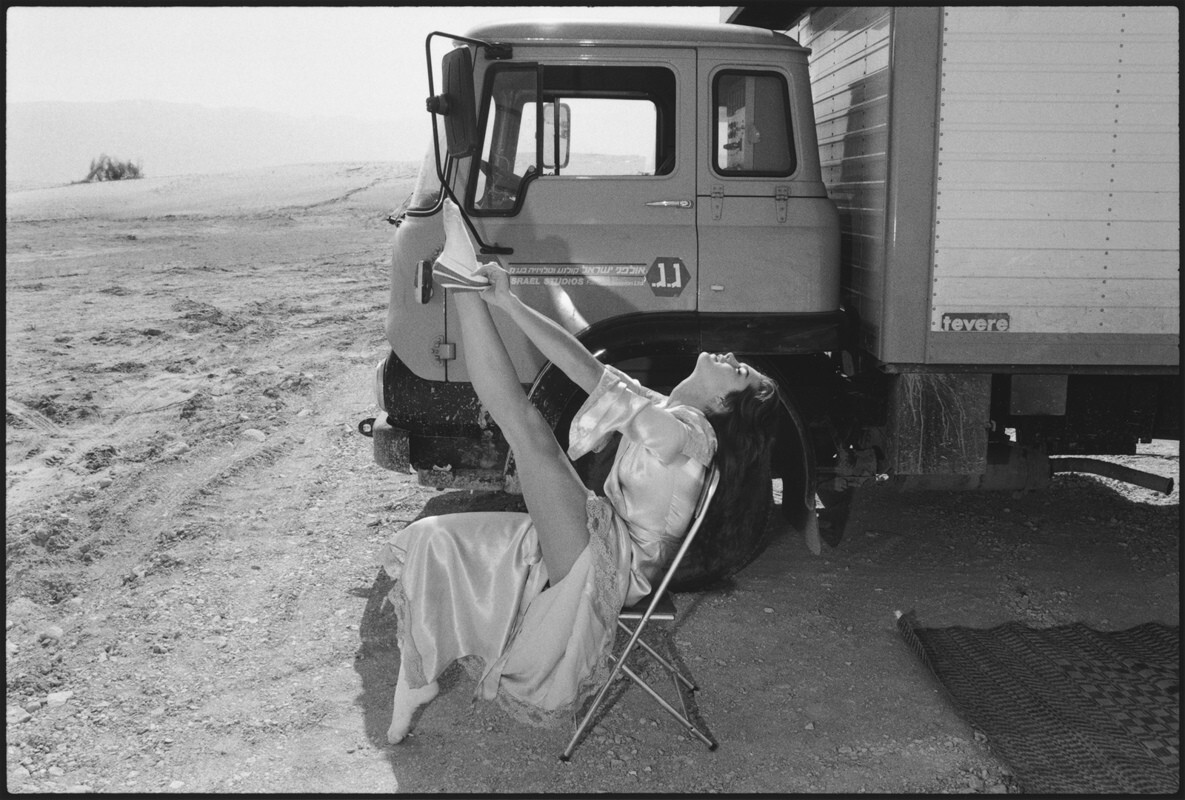 Брук Шилдс разминается на съемочной площадке Сахара, Израиль, 1983 г. За кулисами. Фотограф Мэри Эллен Марк
