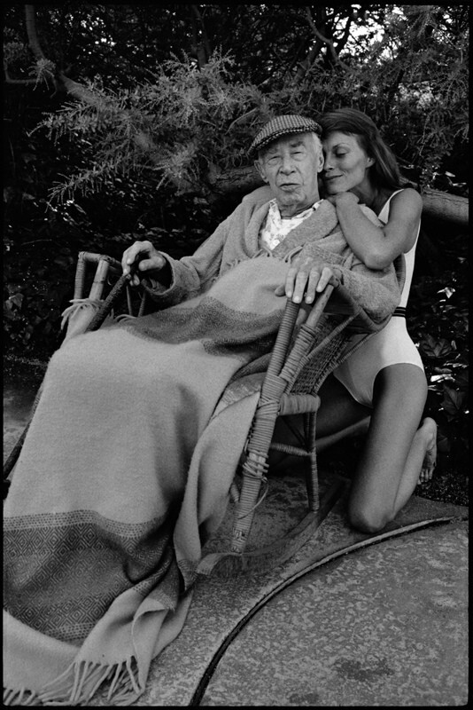 Генри Миллер, 84 года, со своей сиделкой и спутницей Твинкой Тибо (дочерью художника Уэйна Тибо), Пасифик Палисейдс, Калифорния, 1975 год. За кулисами. Фотограф Мэри Эллен Марк