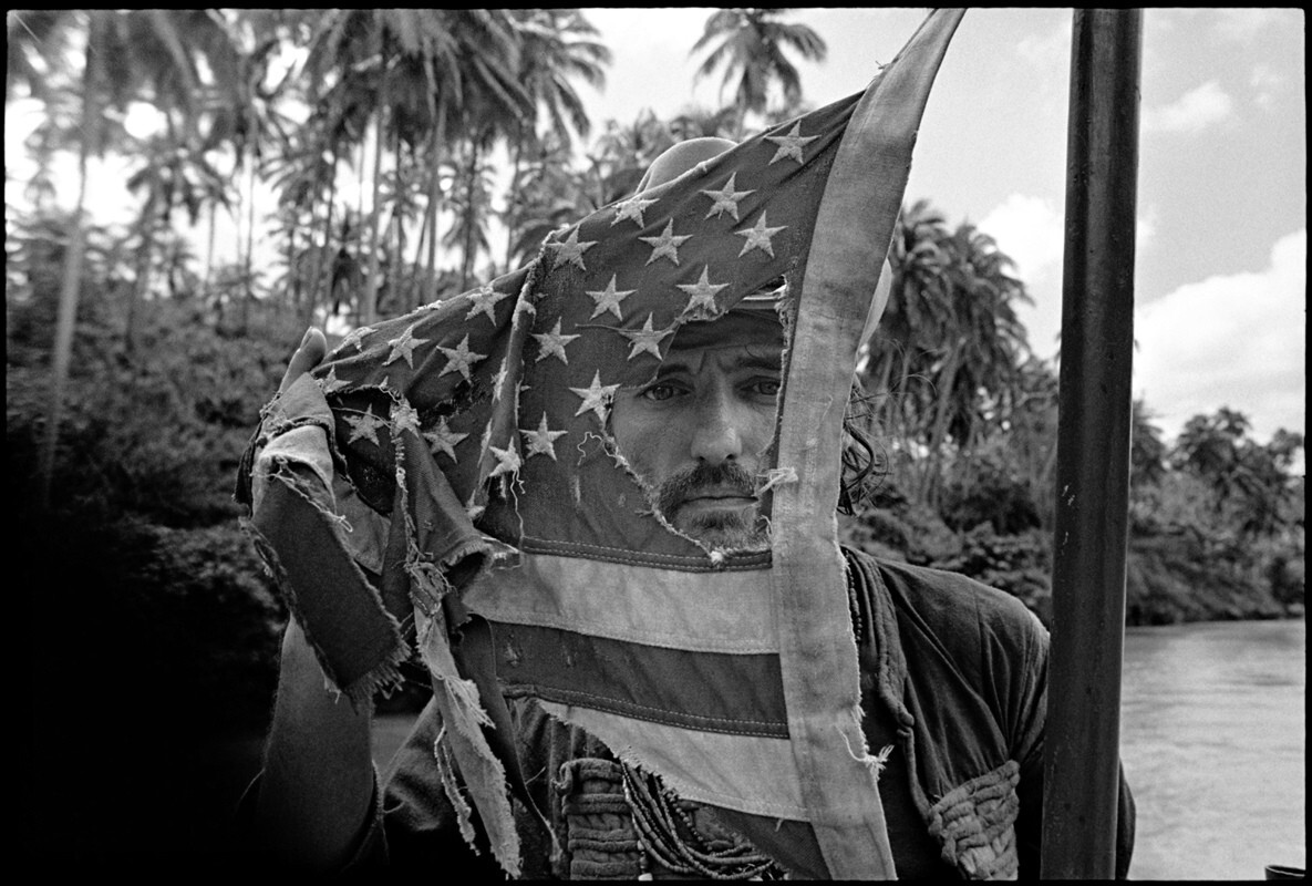 Деннис Хоппер играет фотожурналиста, убежденного в философии Курца. Апокалипсис сегодня, Пагсанджан, Филиппины, 1976 г. За кулисами. Фотограф Мэри Эллен Марк