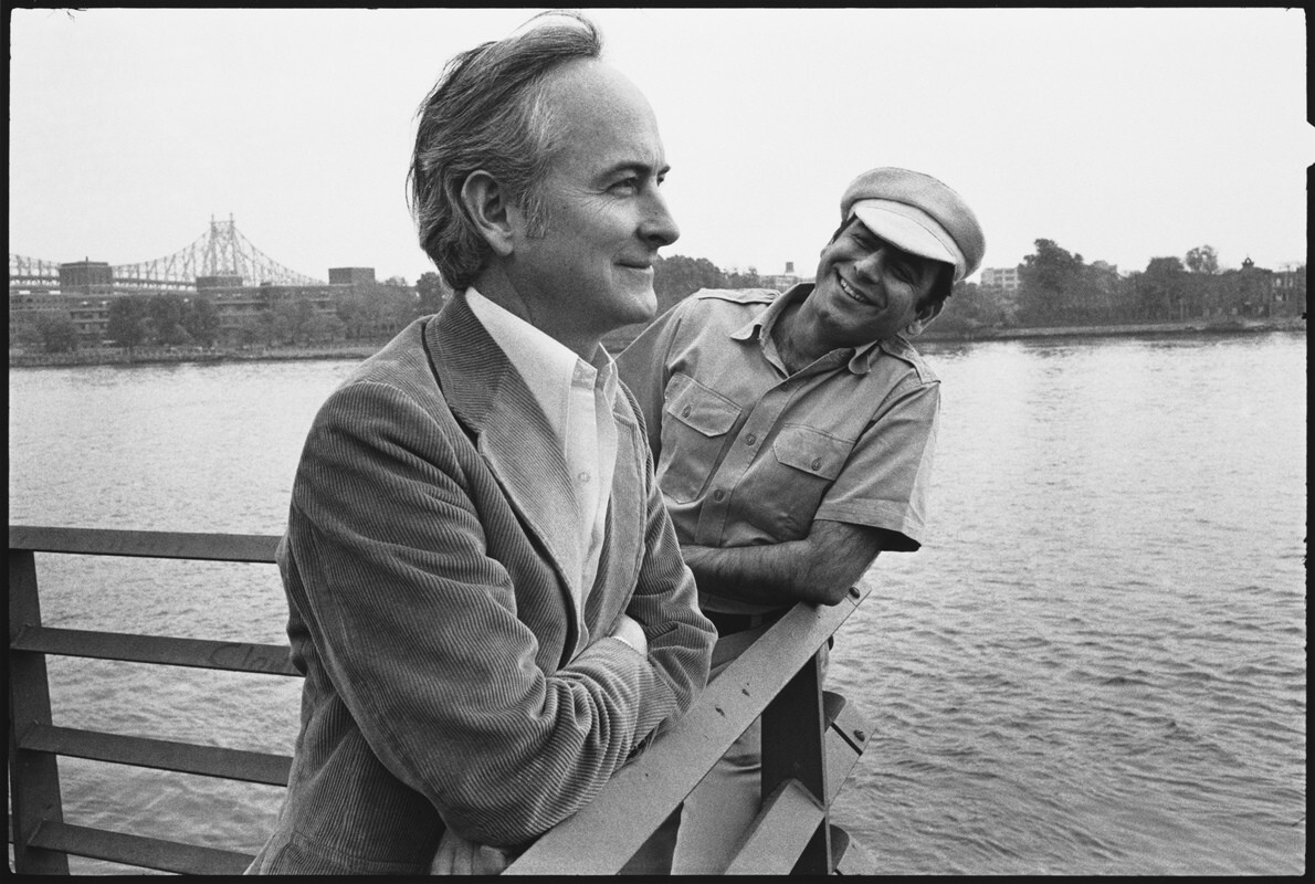 Джеймс Айвори и Исмаил Мерчант, Манхэттен, Нью-Йорк, 1975 год. За кулисами. Фотограф Мэри Эллен Марк