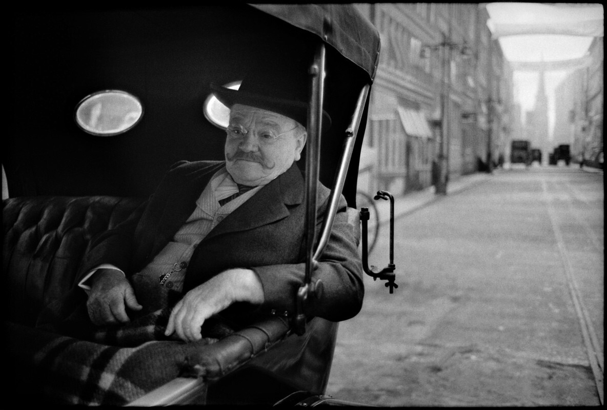 Джеймс Кэгни отдыхает в карете на съемочной площадке. Рэгтайм станет последним появлением актера в кино. Рэгтайм, Манхэттен, Нью-Йорк, 1980 год. За кулисами. Фотограф Мэри Эллен Марк