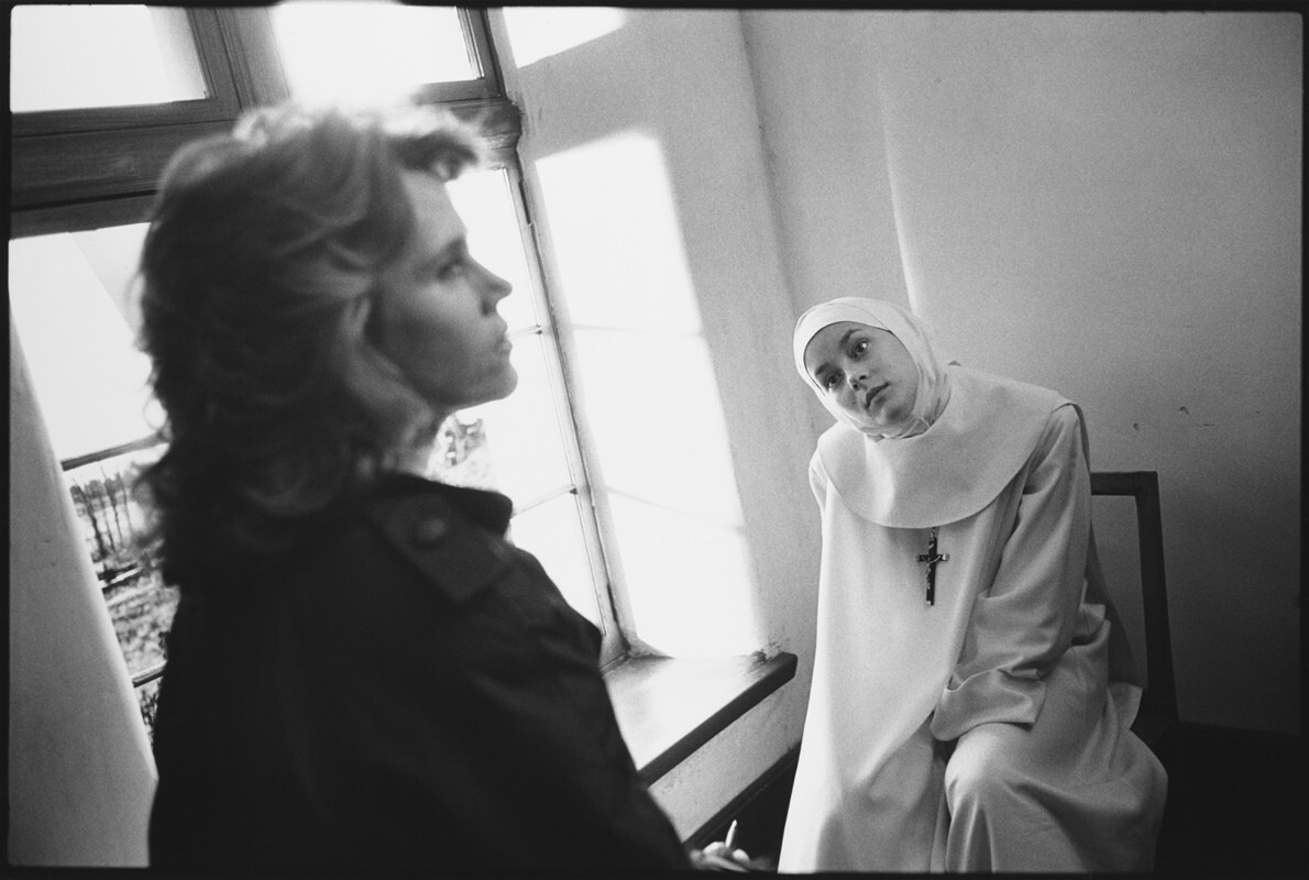 Джейн Фонда и Мег Тилли репетируют сцену. Агнец божий, Торонто, Канада, 1984 год. За кулисами. Фотограф Мэри Эллен Марк