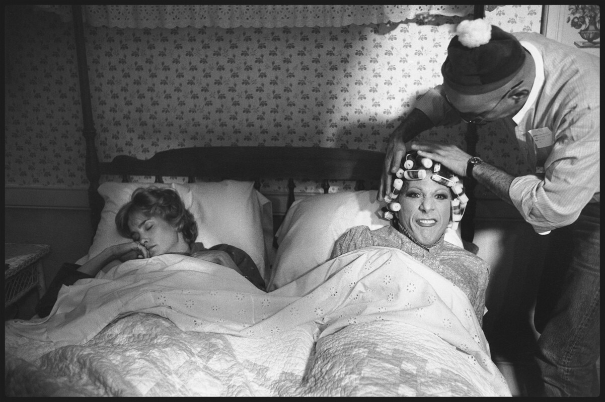 Джессика Лэнг отдыхает, пока бигуди Дастина Хоффмана перенастраиваются для сцены, где они делят постель на выходные. Тутси, Херли, Нью-Йорк, 1982 г. За кулисами. Фотограф Мэри Эллен Марк