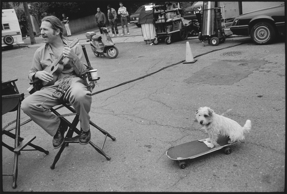 Джефф Бриджес занимается на укулеле. Его персонаж играет на улице за деньги Американское сердце, Сиэтл, Вашингтон, 1991 г. За кулисами. Фотограф Мэри Эллен Марк