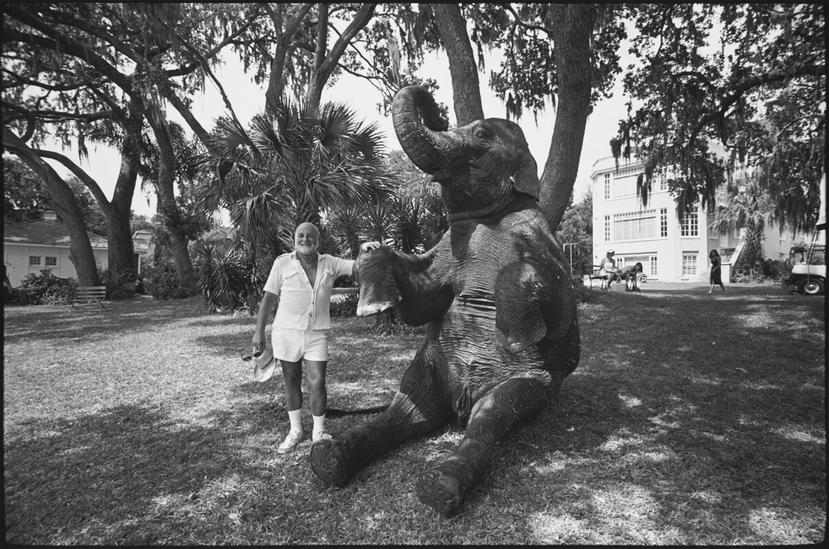 Джон Шлезингер позирует с талантливой звездой сафари-парка. Honky Tonk Freeway, Сарасота, Флорида, 1980 г. За кулисами. Фотограф Мэри Эллен Марк