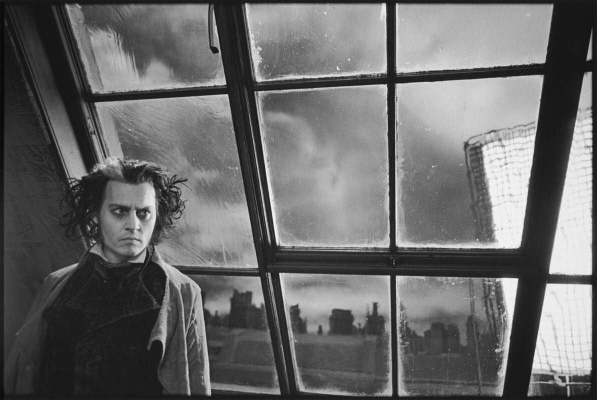 Джонни Депп на съемках у окна парикмахерской Суини Тодда, Суини Тодд, демон-парикмахер с Флит-стрит, Pinewood Studios, Англия, 2007 г. За кулисами. Фотограф Мэри Эллен Марк