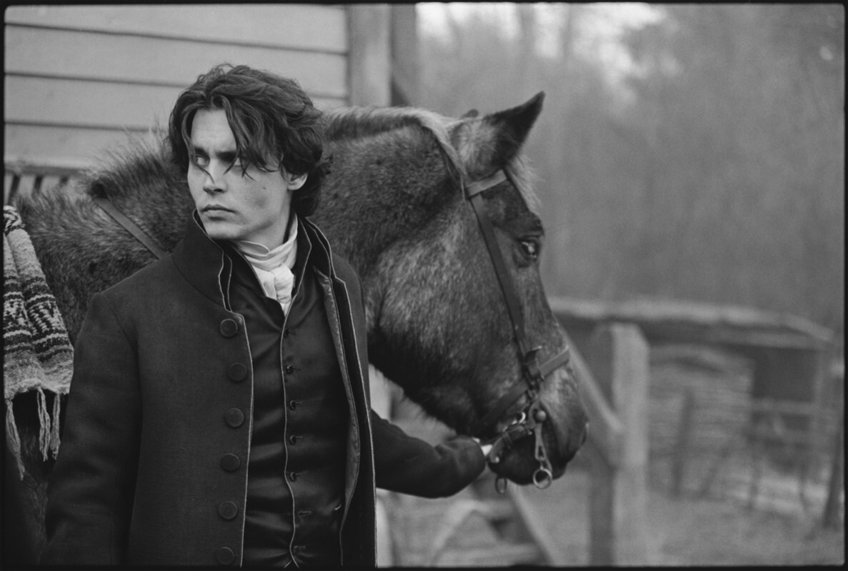 Джонни Депп с Порохом, лошадью своего персонажа Сонная лощина, Shepperton Studios, Англия, 1999 г. За кулисами. Фотограф Мэри Эллен Марк