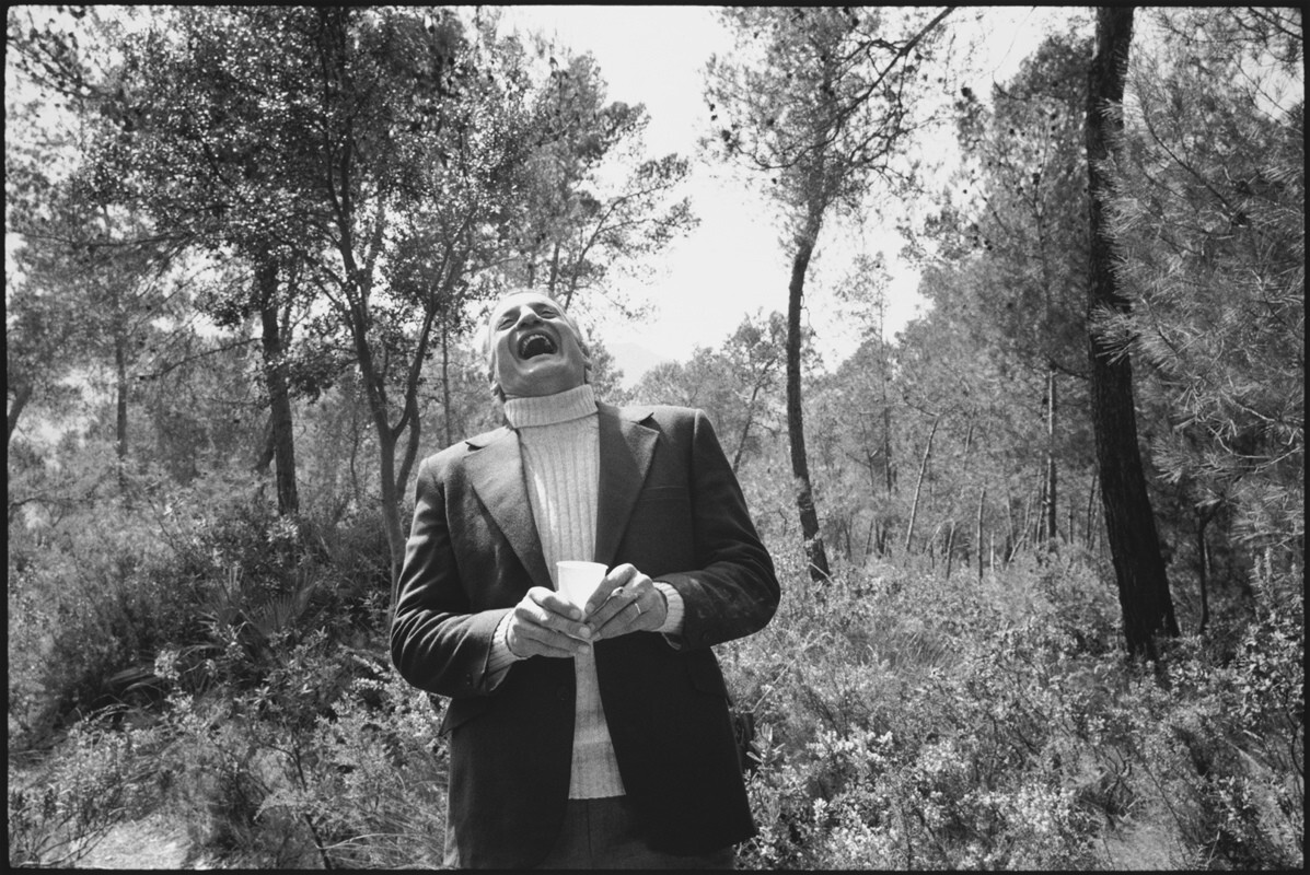 Джордж С. Скотт смеется над шуткой во время перерыва в съемках Последний забег, Нерха, Испания, 1971 год. За кулисами. Фотограф Мэри Эллен Марк