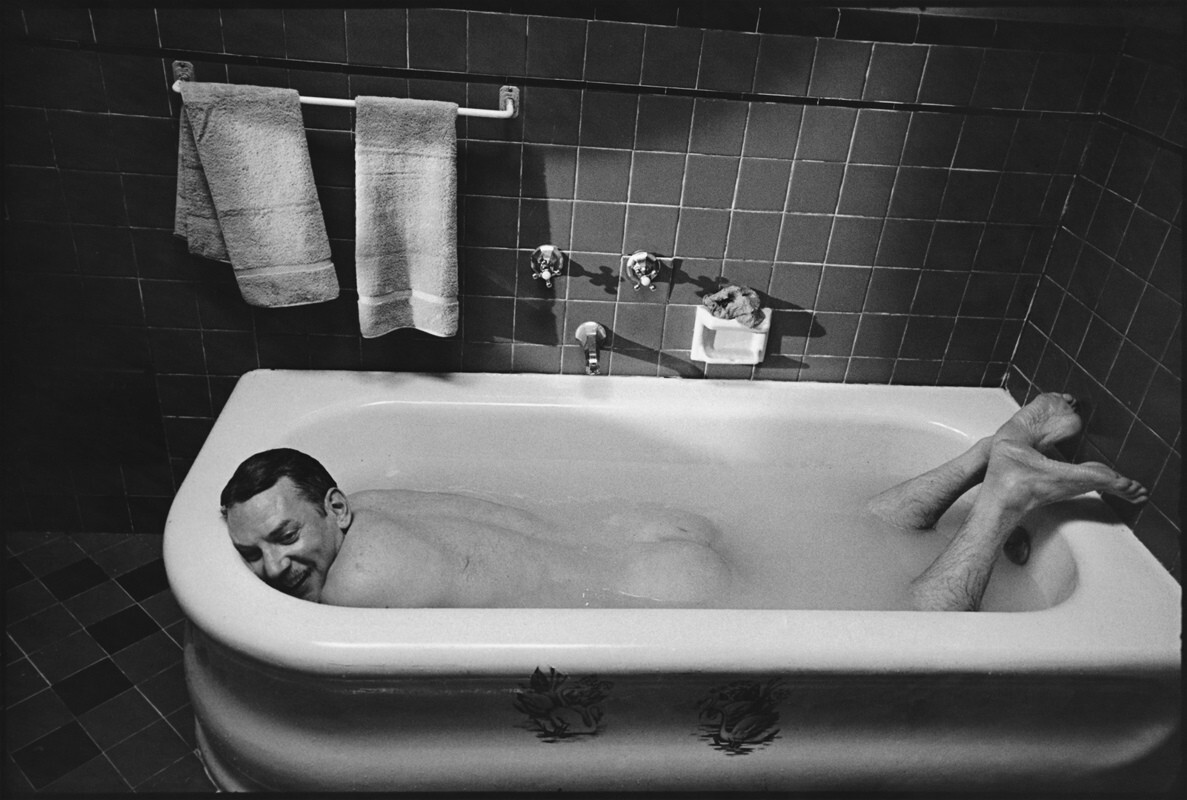 Дональд Сазерленд расслабляется между дублями сцены. Лос-Анджелес, Калифорния, 1974 год. За кулисами. Фотограф Мэри Эллен Марк